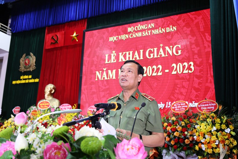 Thiếu tướng, TS Lê Tấn Tới, Ủy viên Trung ương Đảng, Chủ nhiệm Ủy ban Quốc phòng và An ninh của Quốc hội phát biểu tại Lễ khai giảng