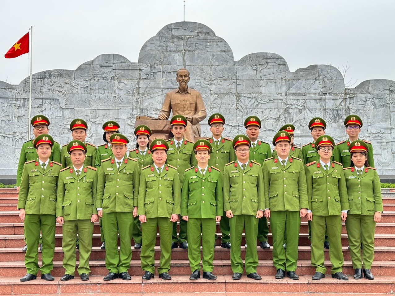 Phòng Tổ chức cán bộ - Học viện CSND tổ chức "Về nguồn", trao tặng quà tại Bắc Giang