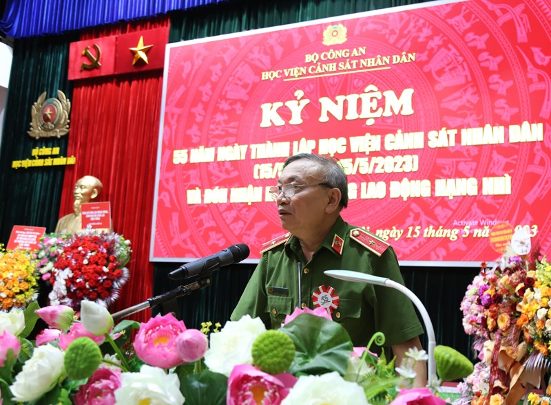 Đại diện các nhà giáo lão thành, Thiếu tướng, GS.TS Nguyễn Huy Thuật - nguyên Phó Giám đốc Học viện phát biểu tại Chương trình