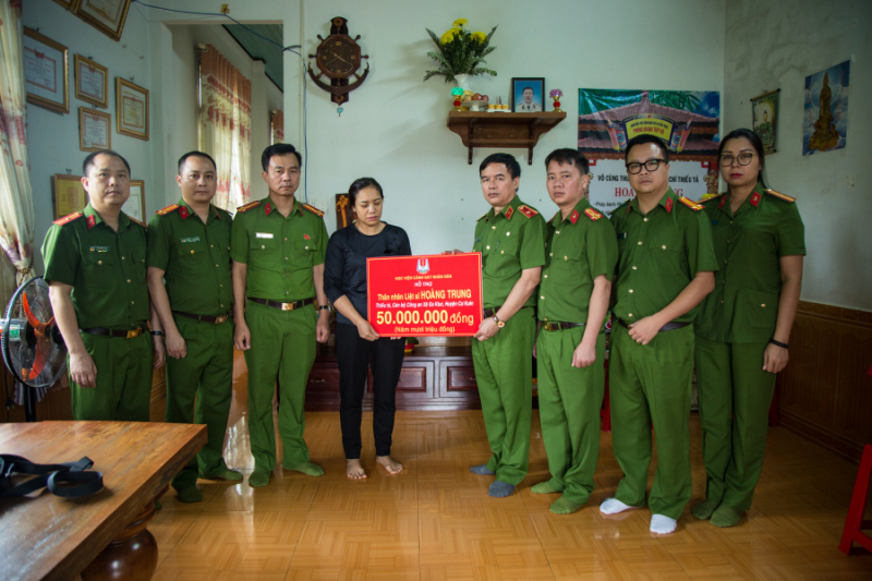 Học viện CSND thăm, tặng quà các gia đình chiến sĩ Công an hy sinh tại Đắk Lắk